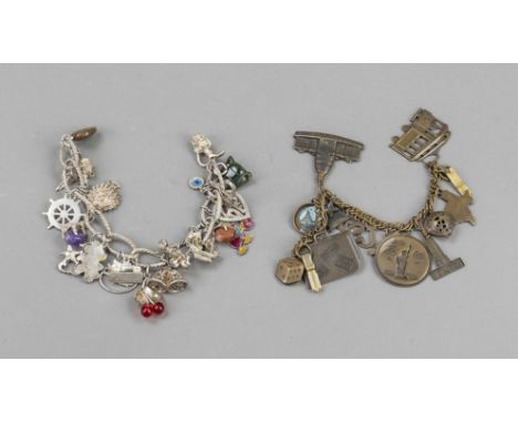 Zwei Vintage Modeschmuck Bettelarmbänder, silber- bzw. bronzefarbenes Metall, diverse Anhänger, eines mit amerikanischen Reis