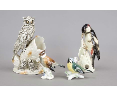 Vier Vogelfiguren, 20. Jh., Figürlicher Stifthalter als Uhu mit 2 Jungen, farbig staffiert, H. 22 cm. Specht auf Baumstamm, G