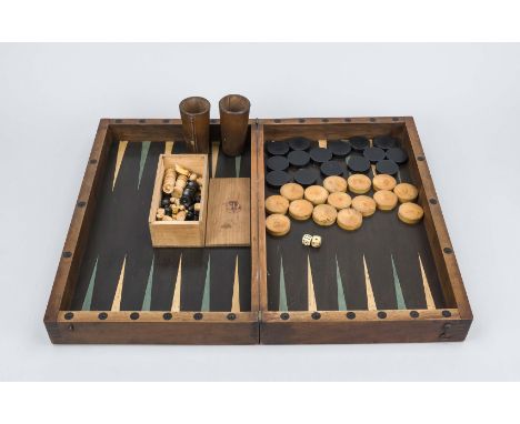 Klappkiste für Schach bzw. Backgammon. 1. H. 20. Jh., Außen für Schach, die Felder durch helles und dunkles Holzfurnier abges