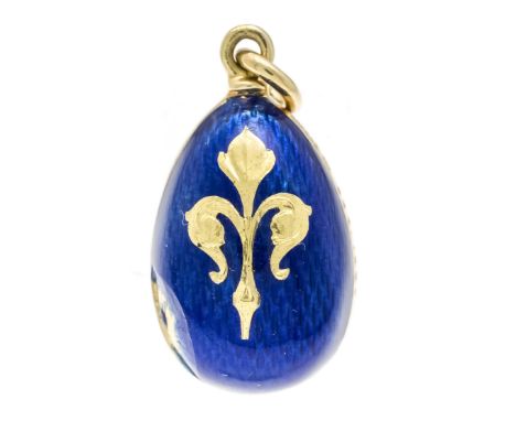 Ei-Anhänger GG 750/000 mit Lilien-Motiv auf blauer-Emaille, Emaille an 2 Stellen beschädigt, L. 26 mm, Fabergé 255/1000 geste