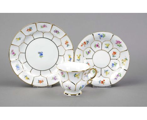 Prunk-Kaffeegedeck, Meissen, 1970-80er Jahre, 1. W.,  B-Form, polychrome Malerei mit Streublümchen, weiß mit r Ziervergoldung