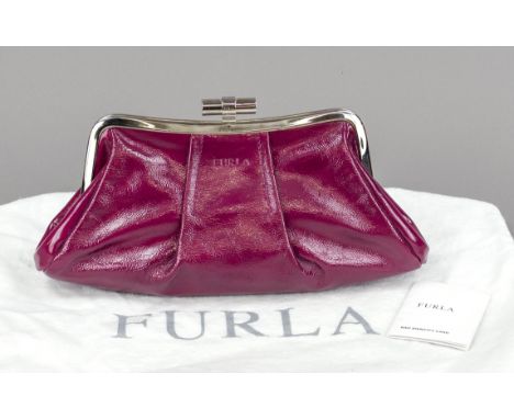 Furla, Vintage Burgundy Patent Leather Evening Clutch, burgunderfarbenes Lackleder mit Crinkle-Effekt, silberfarbene Hardware