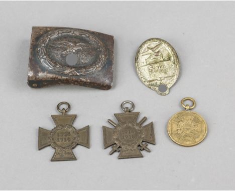 Koppelschloss Luftwaffe und 4 Orden bzw. Abzeichen, 1. H. 20. Jh. Koppelschloss Eisen, ber. und leicht flugr. Dazu  ein Abzei