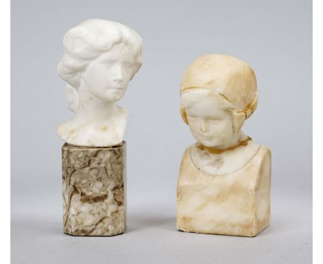 2 Alabaster Büsten um 1900, Kopf einer Frau, seitl. sign. ''R. Renger'', auf Marmorsockel, sowie Kopf eines Mädchens, Plakett