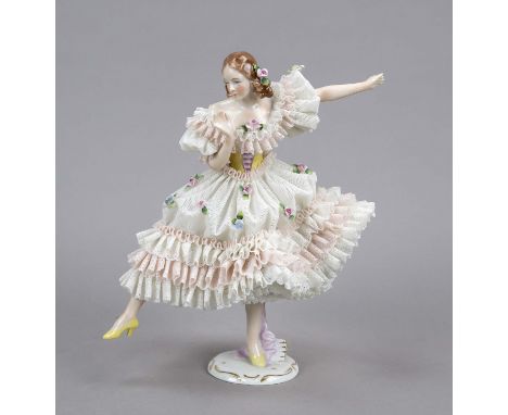 Ballerina, Sitzendorf, Thüringen, 20. Jh., Tänzerin in aufwändigem Tüllkleid in Tanzpose, auf rundem Sockel, polychrom bamalt