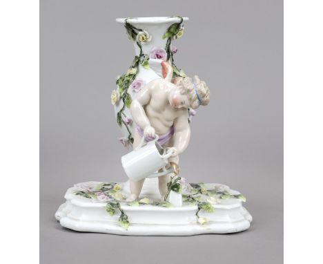 Tischdekoration, Sitzendorf, Anf. 20. Jh., auf rechteckiger, geschweifter Plinthe, Vase, davor Amor mit Gießkanne, mit reiche