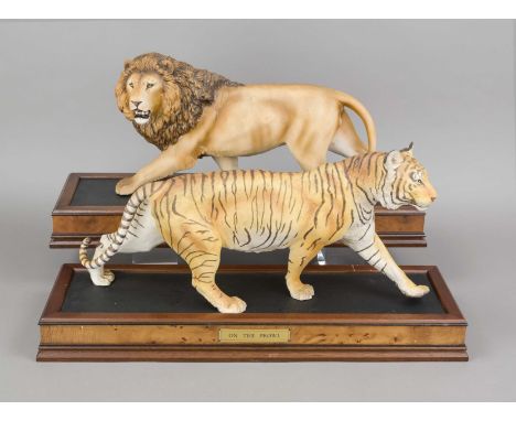 Löwe und Tiger auf Postamenten, Franklin Mint, 1989, Figur eines Löwen, 'Monarch of the Serengeti',  und eines Tigers,  'On t