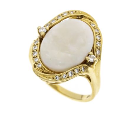Opal-Brillant-Ring GG 585/000 mit einem ovalen Milchopal-Cabochon 15,8 x 11,7 x 3,8 mm mit leichtem Farbenspiel, leicht verkr