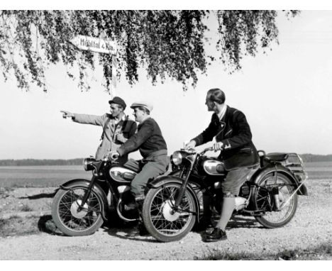 Fotografie -- Konvolut von 10 großformatigen Schwarzweißfotos, davon 8 zum Thema Automobil und Motorrad der 1950er Jahre (spä