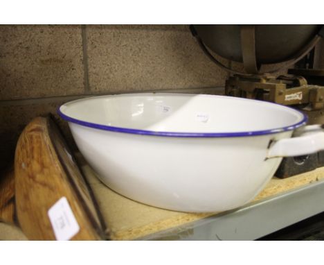 Enamelled pail/basin