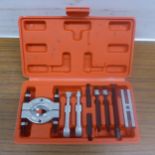 A gear/pulley/sprocket puller set