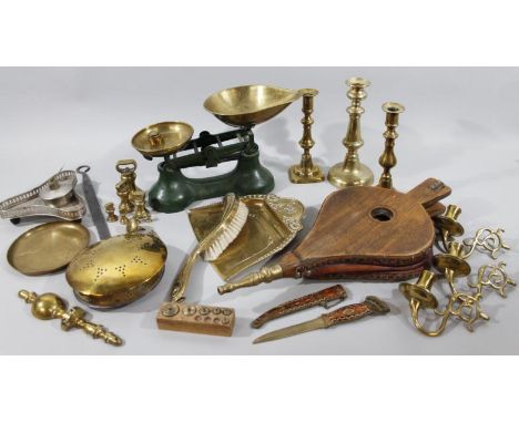 Various brassware, to include a modern table scale, open pan, a set of weights, elaborate metal Middle Eastern dagger with sc