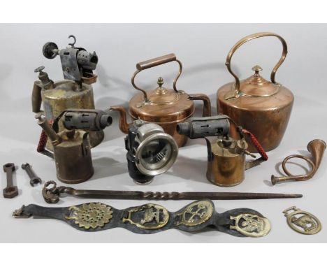 Various metalware, bygones, collectables, etc., to include a small quantity of horse brasses to include double key example 9c