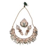 AN INDIAN EMERALD AND CULTURED PEARL NECKLACE, EARRING AND PENDANT SET
