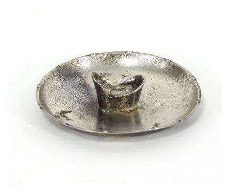 A Chinese export silver chopstick rest, Zee Sung, Shanghai, of circular form, 10cm diameter