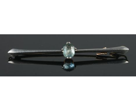 A 15ct Gold bar brooch, set with central light blue aquamarine stone. Total weight: 3.4g  