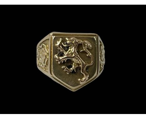 9 carat gold Gents ring with lion design and rose design to the shoulders, size Q.