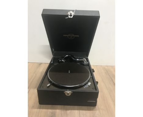 GOOD VINTAGE PORTABLE GRAMAPHONE FANTASTIC CONDITION