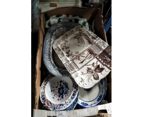 A BOX OF VINTAGE AND ANTIQUE POTTERY PLATES