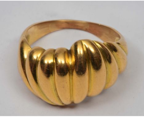 Yellow metal ring of stylised form, tests as 18ct, 5.4g
