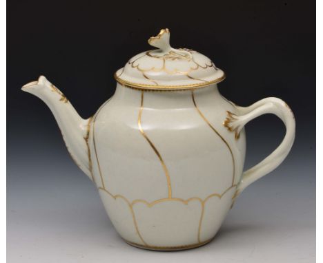 Worcester porcelain teapot  circa 1770, decorated with gilding with the Queen's pattern, the lid with floral finial and raise