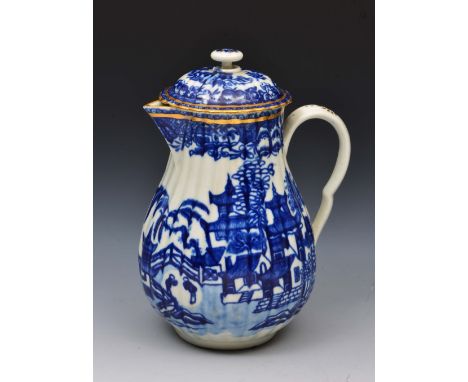 Worcester blue and white milk jug and lid circa 1780-1790, decorated underglaze with Oriental landscape, 10.75cm high