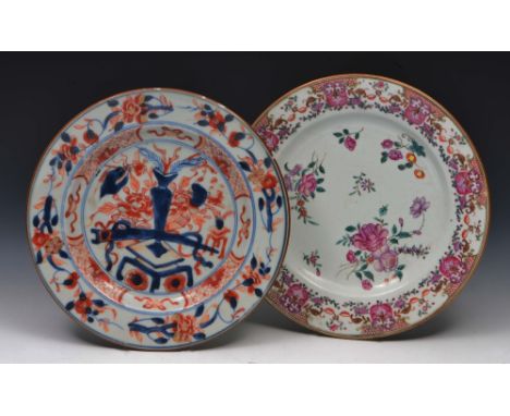 Chinese Imari pattern plate and a Chinese famille rose plate (2)