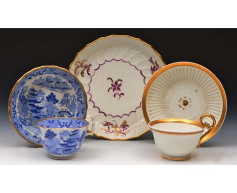 Worcester saucer dish circa 1790, decorated in mauve enamel and gilding with flower sprays, 19cm diameter, together with a Sw