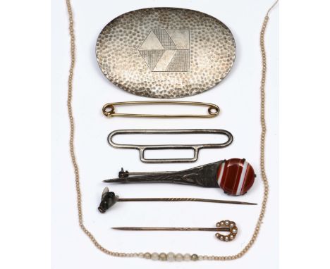 Small collection of miscellaneous jewellery including a Victorian tie pin surmounted by a fly, a stick pin with horse-shoe sh