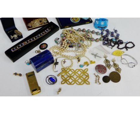 A collection of costume jewellery to include a gold plated necklace, earrings, faux pearls, brooches, beads, etc., together w
