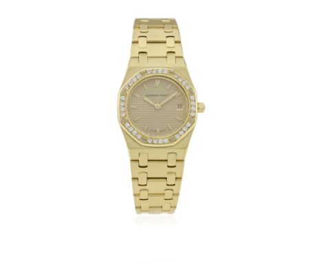 A FINE LADIES 18K SOLID GOLD &amp; DIAMOND AUDEMARS PIGUET ROYAL OAK BRACELET WATCH CIRCA 1990s

D: Champagne "Clous de Paris