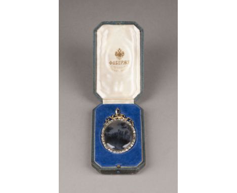 LANDSCHAFTSACHAT-ANHÄNGER MIT DIAMANT-ENTOURAGE IM ETUI um 1900 Gelbgold Aufsatz geprüft 14 K, Silberfassung, 33 Diamantrosen