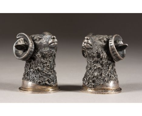 PAAR MASSIVE STURZBECHER IN FORM VON WIDDERKÖPFEN 2. Hälfte 20. Jh. Silber, gegossen und innen vergoldet. H. 6,6 cm, 598 g. P