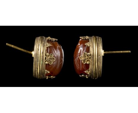 A PAIR OF CARNELIAN ETRUSCAN SCARABS SET IN GOLD EARRINGS. VARIOUS SUBJECTS.Scarabs: 4th-3rd century B.C.; mounting 19th cent