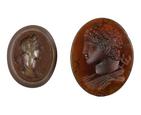 A LOT OF 2 AGATE INTAGLIOS. PORTRAIT OF AN EMPRESS AND A BUST OF HERMES.2nd - 3rd  century A.D.11x14x3 mm; 14x17,5x4 mmThe em