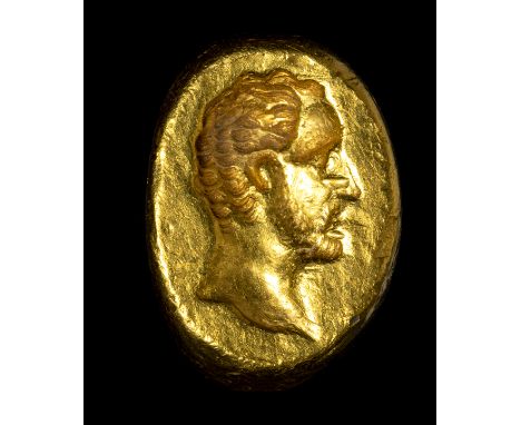 A ROMAN GOLD RING. BEARDED MALE PORTRAIT. 2nd century A.D.Bezel 14x19 mm; int. Size 17x18 mm; 23,86 grWith rounded hoop, flat