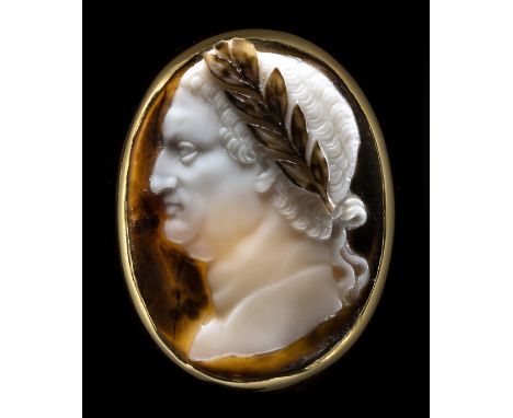  A LARGE SARDONYX CAMEO SET IN A GOLD RING. PORTRAIT OF VESPASIAN. 17th-18th centuryStone 22x39 mm; Int. Size 20x22 mm; 15.88