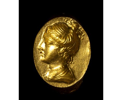 A RARE GREEK GOLD RING. LATE PTOLEMAIC FEMALE BUST PORTRAIT.3rd - 2nd century B.C.Bezel 15x20 mm; int. Size 16x18 mm; 5,72 gr