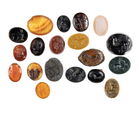 A LOT OF 19 AGATE, JASPER, CHALCEDONY INTAGLIOS. VARIA.Roman period and laterMin. 9x11x2 mm; Max. 15x17x7 mm- A Roman agate i