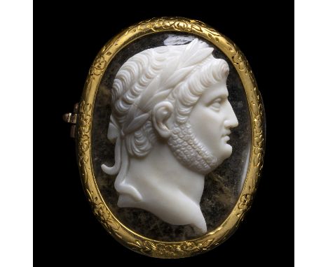 A FINE NEOCLASSICAL AGATE CAMEO SET IN A GOLD BROOCH. PORTRAIT OF THE EMPEROR NERO. 18th centuryTotal 24x31 mm; 8,95 gr.The e