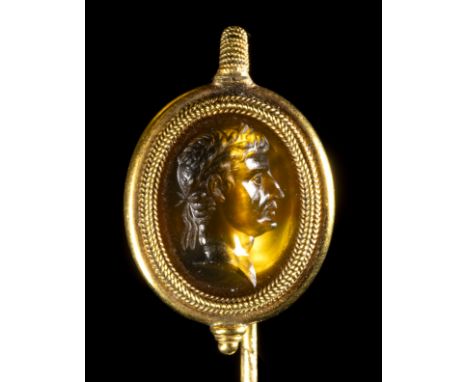 A NEOCLASSICAL AGATE INTAGLIO SET IN A GOLD STICK PIN. JULIO-CLAUDIAN PORTRAIT. 19th century Stone 10x12 mm; H Max. 64 mm; 3,