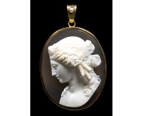 A NEOCLASSICAL TWO-LAYERED AGATE CAMEO SET IN A GOLD PENDANT. BUST OF ARIADNE.19th century40x55x20 mm; 47,60 grThe female por