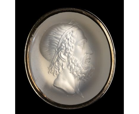 A NEOCLASSICAL CHALCEDONY INTAGLIO SET IN A LATER GOLD RING. HOMER. End of 18th centuryStone 18x21 mm; Int Size 16x17 mm; 9 g