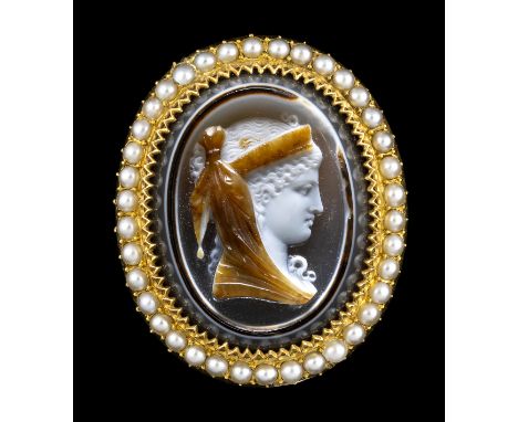 A FINE GOLD BROOCH SET WITH PEARLS AND AN AGATE CAMEO. FEMALE BUST. Mid 19th centuryStone 23x29 mm; Brooch 30x36 mm; 14,33 gr
