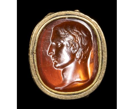 A FINE CARNELIAN INTAGLIO SET IN A GOLD FOB SEAL. MALE PORTRAIT. 18th centuryStone 11x13,5 mm; H max 22 mm; 3,9 gr.Engraved w