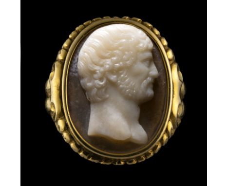 A POSTCLASSICAL AGATE CAMEO SET IN A GOLD RING. PORTRAIT OF THE EMPEROR HADRIAN. 17th-18th century Stone 18x24 mm; int. Size 