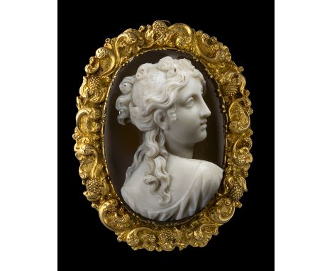 A FINE NEOCLASSICAL CAMEO SET IN A GOLD BROOCH. FEMALE BUST.19th century Stone 30x43 mm; Brooch 44x56 mm; 50,64 gr.A stunning