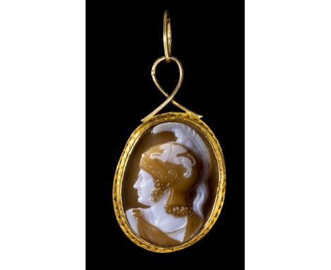 AN AGATE CAMEO SET IN A GOLD PENDANT. BUST OF AN  HELMETED WARRIOR. 18th centuryStone 28x35 mm; H max 50 mm; 11,83 grPossibly