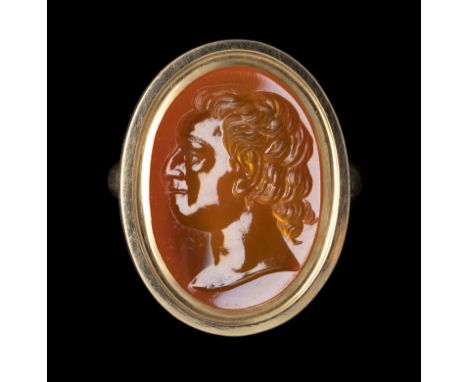 A CARNELIAN INTAGLIO SET IN A GOLD RING. PORTRAIT OF A GENTLEMAN. 18th centuryStone 13x20 mm; int. size 15x17,5 mm; 5,19 gr.I