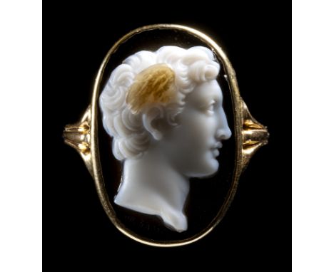 A NEOCLASSICAL AGATE CAMEO SET IN A GOLD RING. HERMES. 18th - 19th century Stone 14x22 mm; Int. Size 16x19 mm; 4,34 grA finel